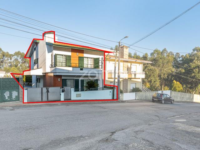 Casa de 4 quartos com pátio, jardim e garagem em Covelas Trofa