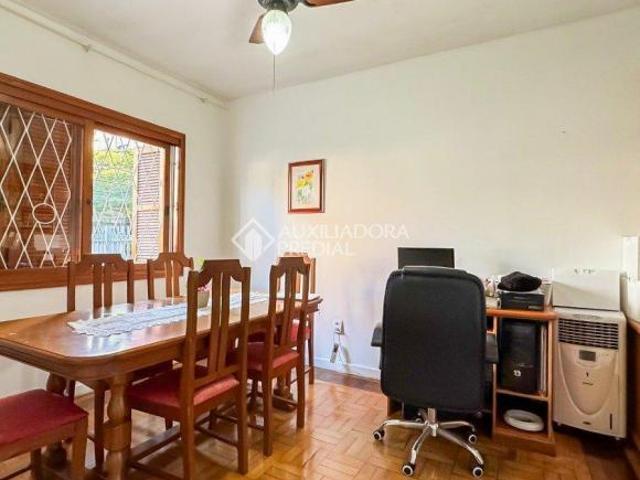 Casa de 4 quartos e 5 vagas no Bairro Petrópolis