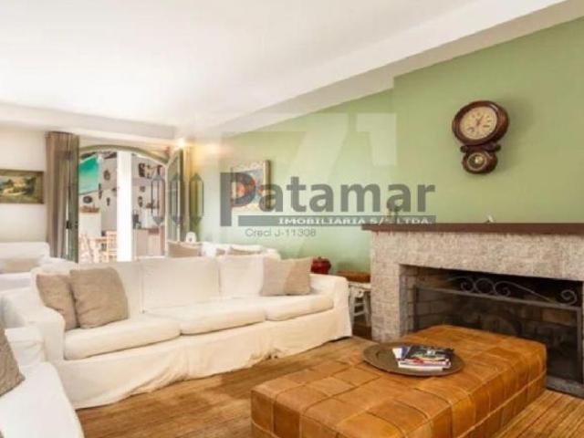 casa de 4 quartos em uma rua tranquila com praça bucólica !