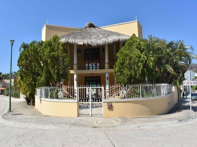 Casa de 4 recamaras, alberca y jacuzzi privado, gran terraza con palapa de doble