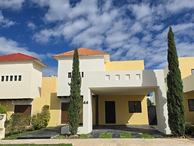 Casa de 4 recamaras dentro de privada