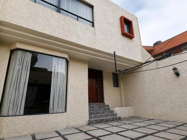 Casa de 4 Recámaras en Calle Cerrada | Amplios Espacios | Cerca del IPN Zacatenc