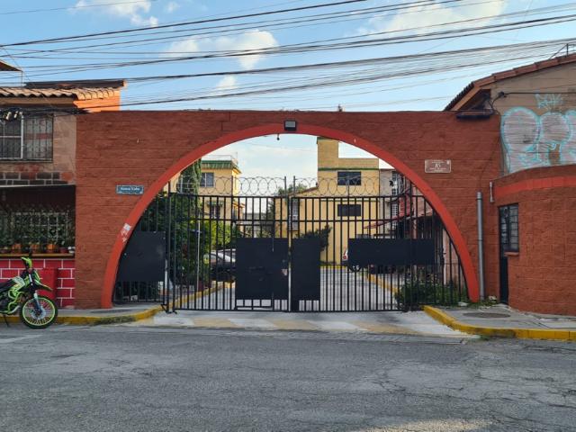 Casa de 4 recámaras en privada, a 10 minutos del suburbano Cuautitlán