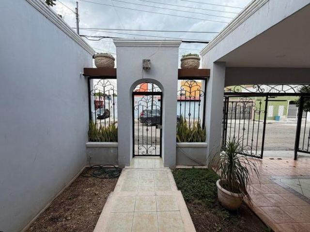 Casa de 4 recámaras en venta en la Fraccionamiento Yucalpetén, Mérida, Yucatán