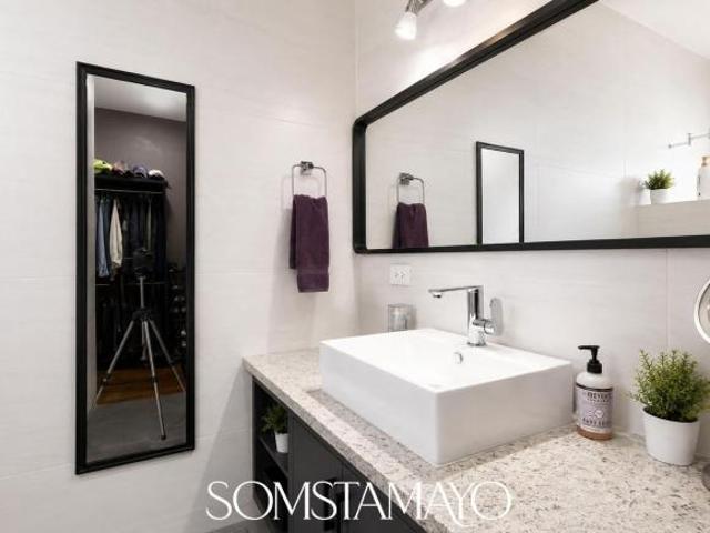 Casa en venta de 4 recamarás en Zona Dorada con Paneles Solares cerca de Gomez Morin
