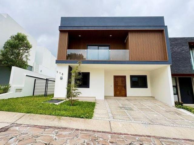 Casa de 4 recamaras + Estudio en Los Robles Residencial