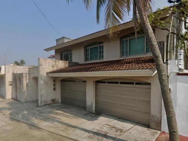 Casa de 550 m² con 5 recámaras en venta en Petrolera