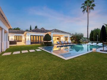 Casa de 583 m2 en venta Nueva Andalucia, Andalucía