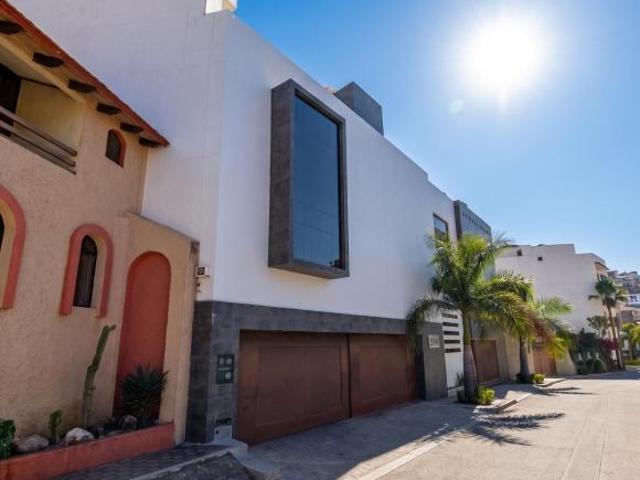 Casa de 580 m² con 5 recámaras en venta en Ricardo Flores Magón