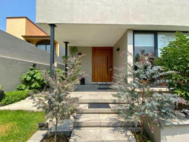 Casa de 599 m² con 4 recámaras en venta en Ciudad Satélite, recién remodelada