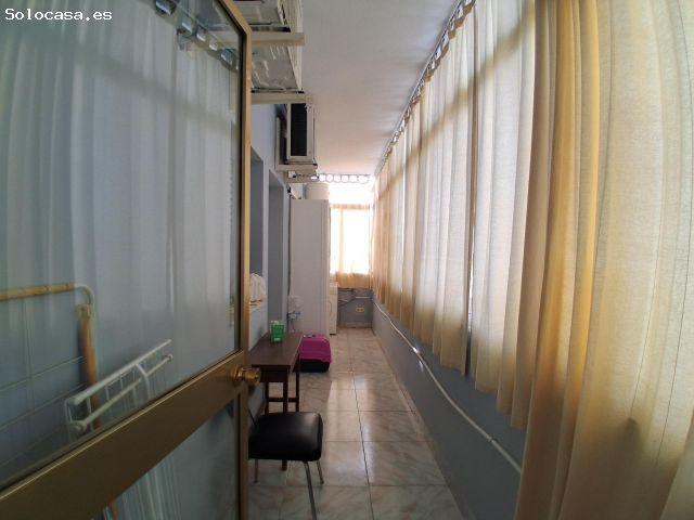 Casa de 500 m2 con local comercial, garaje y 2 apartamentos independientes – Gran oportunidad de inv
