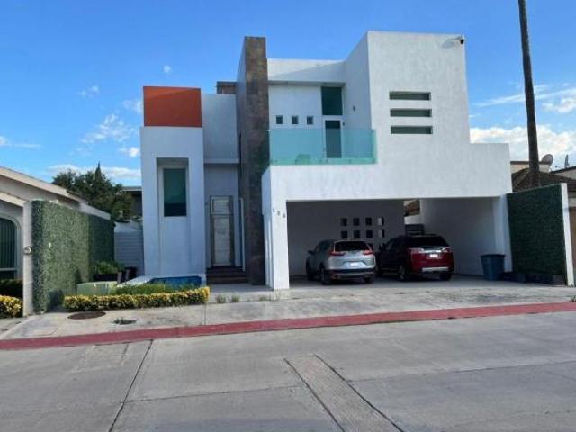 Casa de 525 m² con 3 recámaras en venta en Jardines de Versalles en Saltillo