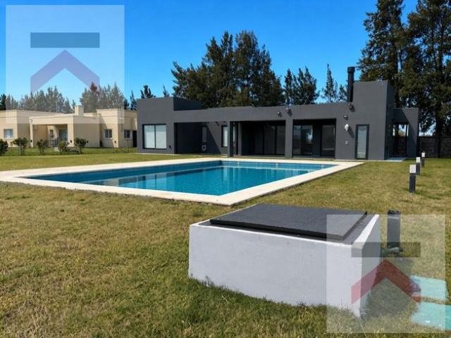 Casa de 5 ambientes con jardín y piscina en ALQUILER, barrio privado Fincas del Alba, Canning, PBA