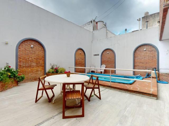 CASA DE 5 AMBIENTES EN ALQUILER CON PILETA, QUINCHO Y COCHERA – MONTE CASTRO