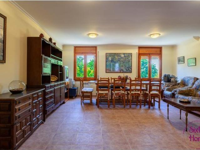 Casa de 5 dormitorios con terreno en Angüés