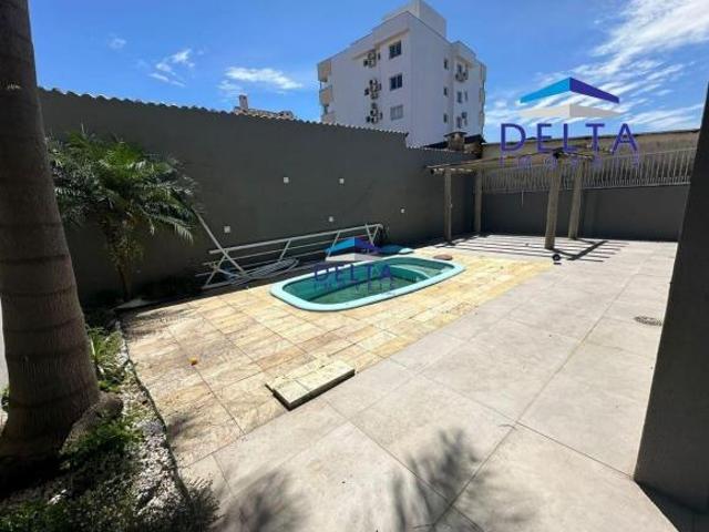 Casa de 5 dormitórios à venda no centro de Torres/RS