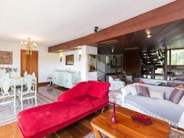 CASA DE 5 DORMITÓRIOS /SUÍTES E 4 VAGAS NO BAIRRO TRÊS FIGUEIRAS