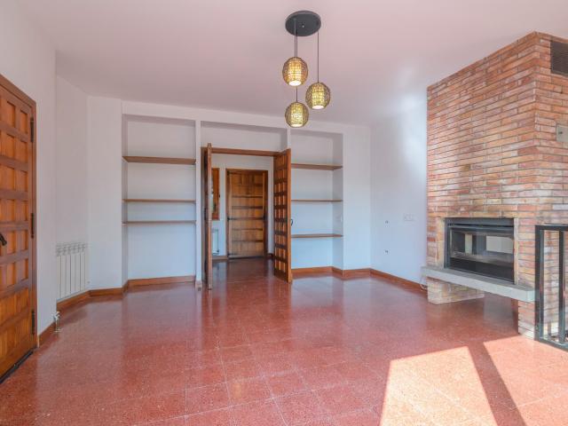 Casa de 5 hab. con jardín, pequeña piscina y estudio independiente en Sant Salvador