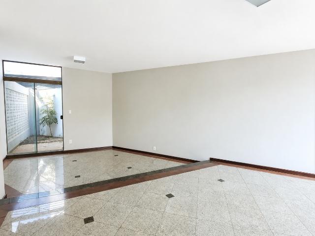 Casa de 5 Quartos com Piscina no Jardim Estoril IV
