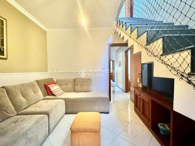 Casa de 5 quartos sendo 2 suítes master á venda em Canoas