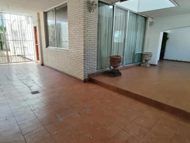 Casa de 5 rec?maras una en planta baja sobre avenida principal de la Col. Flores Mag?n