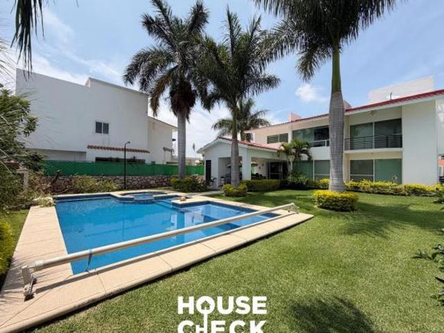 Casa en Venta en Lomas de Cocoyoc 4 Rec. con Alberca y Jardín