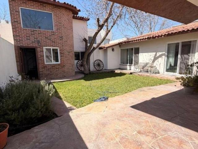 CASA DE 600 m² DE SUPERFICIE CON 3 RECÁMARAS AL NORTE DE SALTILLO, EN RESIDENCIAL SAN ALBERTO