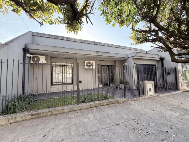 Casa de 6 amb con pileta a la Venta en Cañuelas Centro