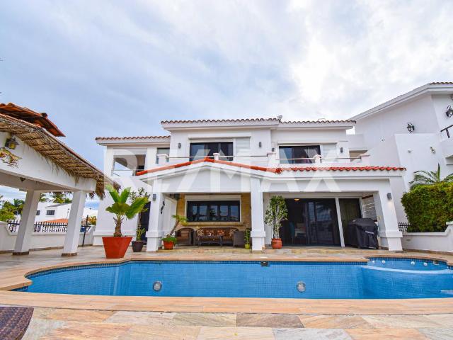 Casa de 6 habitaciones y 6 baños completos en El Cid Marina con alberca y vista a la marina