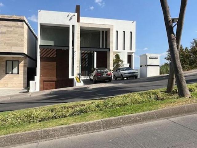 Casa de 830 m² con 4 recámaras y Alberca en venta en Bosque Real