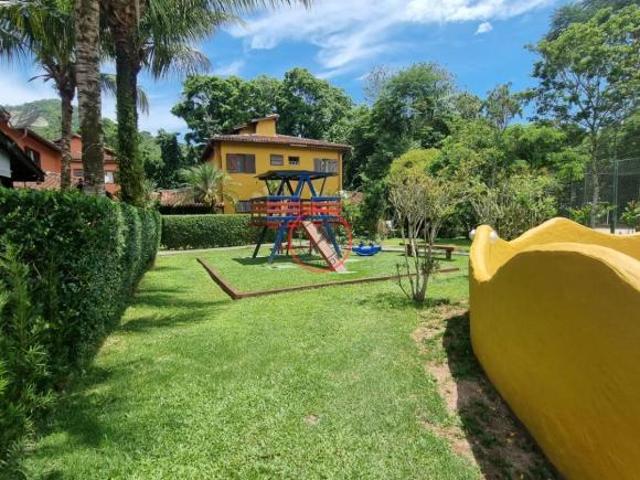 Casa dentro de um lindo Condominio com ótima localização, piscina semi olímpica,quadra de Beach Tê