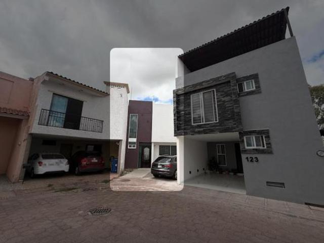 Casa dentro de condominio con seguridad y áreas comunes amplias