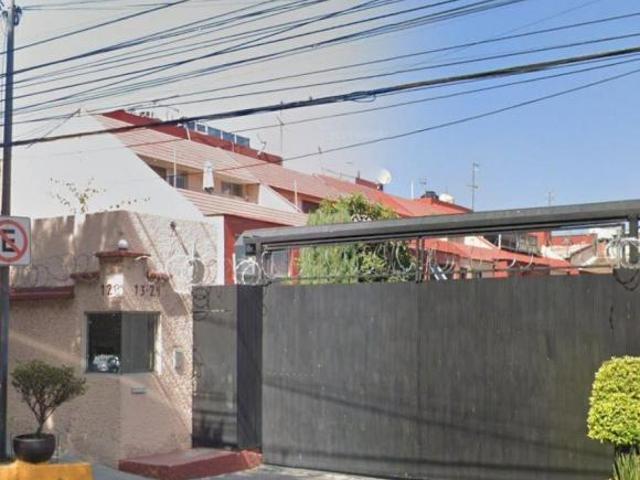 Casa dentro de Condominio en Venta en Calzada de las Bombas, Coapa