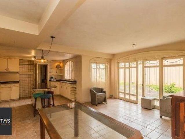 CASA DESOCUPADA E SEMI MOBILIADA, COM SUÍTE MASTER, SACADA, VISTA PANORÂMICA, EM