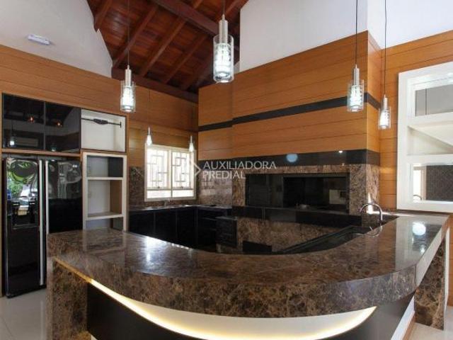 Casa deslumbrante mobiliada com piscina à venda em São Leopoldo!