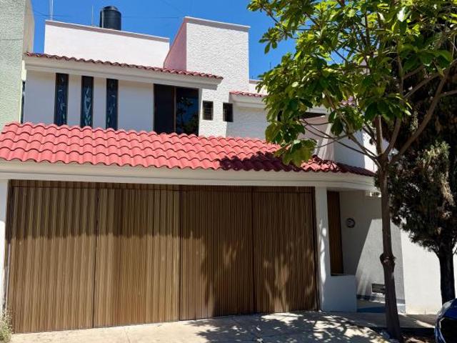 Casa detallada con 3 dormitorios en venta en Jardines Del Country