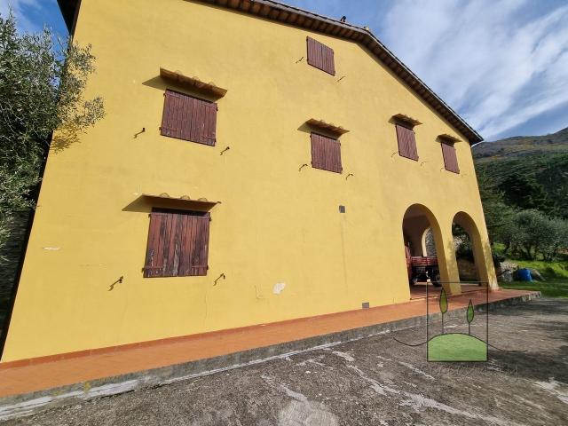 Casa di campagna con uliveto e piscina in vendita a Calci, T. 200m² Calci