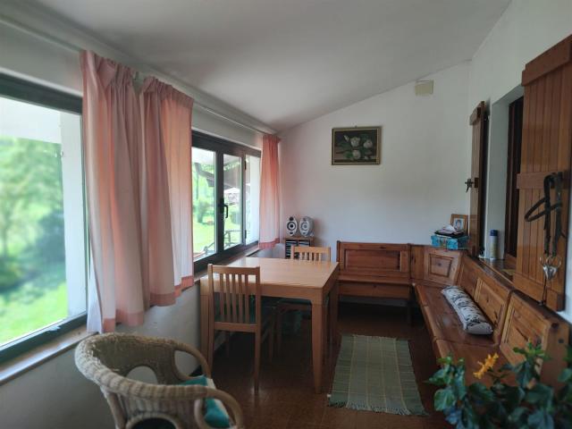 Casa di campagna con giardino e 2 Ha di terreno sulle collin. 225m² Gropparello