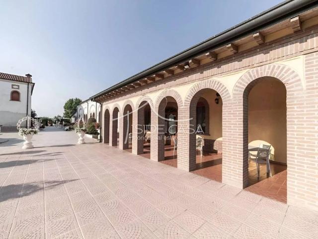 Casa di lusso di 3500 mq in vendita Bagnolo San Vito, Lombardia