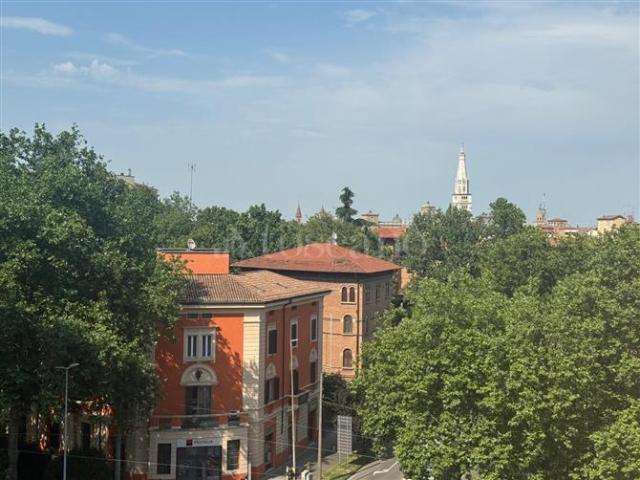 Casa di 233 mq a Centro Modena