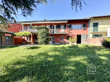 Casa di 300 mq con due giardini di 700 mq