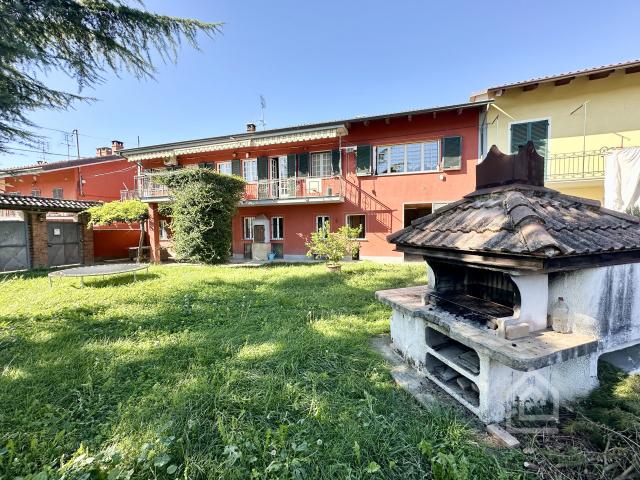 Casa di 300 mq con due giardini di 700 mq