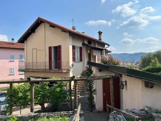 CASA DI 5 LOCALI CON GRANDE MAGAZZINO E GIARDINO A BALERNA