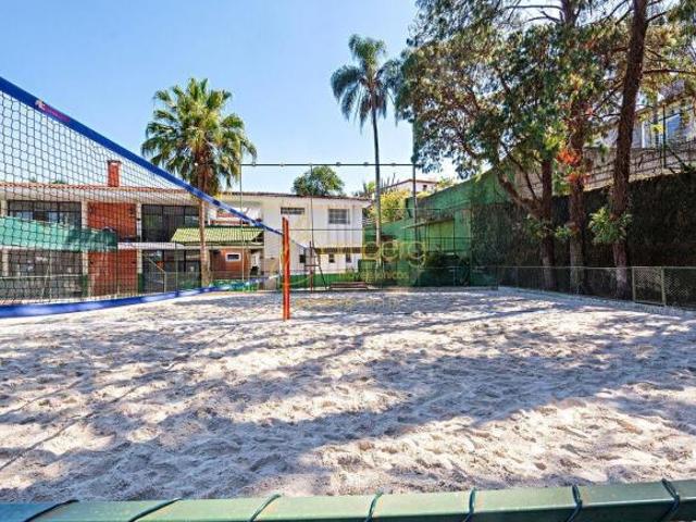 Casa diferenciada com 2.210m² de terreno em rua tranquila e com segurança 24 hrs