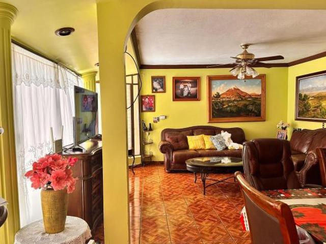 Casa dividida en departamentos, en centro de cortazar