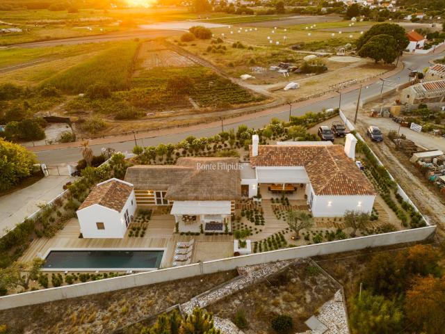 Casa do Colmo: Refúgio T5 com Elegância Natural na Praia do Pego, Carvalhal