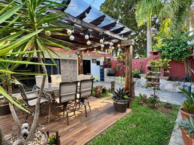 Casa doble altura y jardín, en venta, Adolfo Lopez Mateos, Cozumel