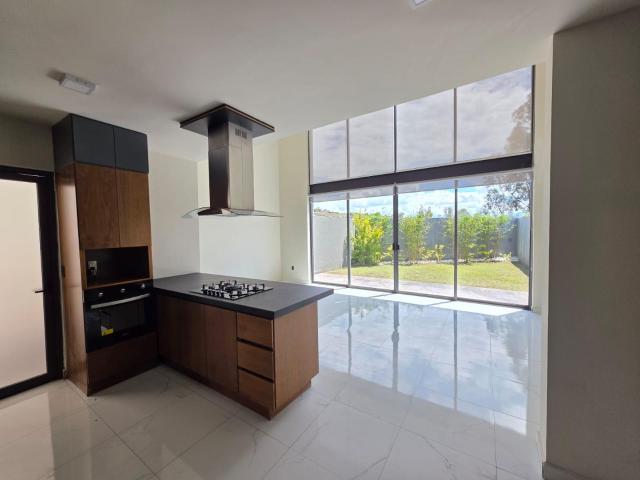 CASA DOBLE ALTURA EN RENTA FRACC LOMAS DEL SUR MORELIA