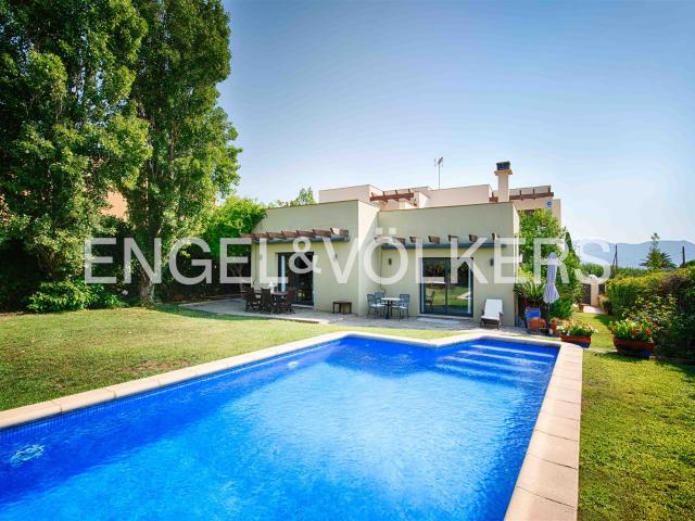 Casa doble con jardín y piscina, en ubicación privilegiada 391m² Marzá