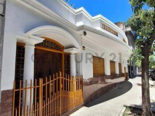 Casa doble frente. Destino Comercial. Garage, Terraza y 2 patios internos. Super Luminosa. Excelent